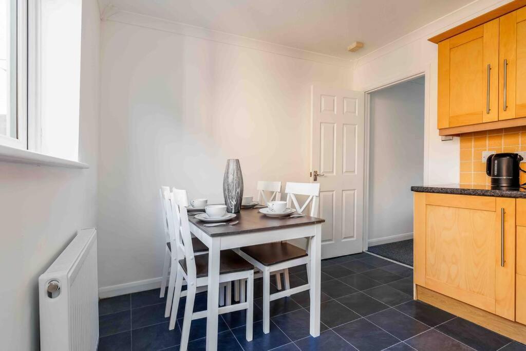 2 Bedroom House-Driveway - Bournemouth Hospital - Long Stay Discounts - Lima Apartments Ltd Exteriör bild