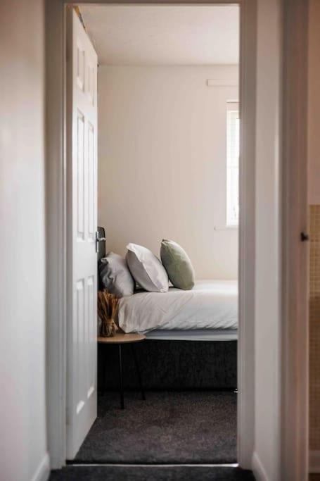2 Bedroom House-Driveway - Bournemouth Hospital - Long Stay Discounts - Lima Apartments Ltd Exteriör bild