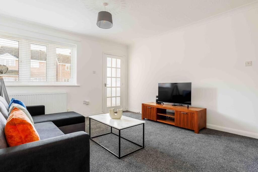 2 Bedroom House-Driveway - Bournemouth Hospital - Long Stay Discounts - Lima Apartments Ltd Exteriör bild