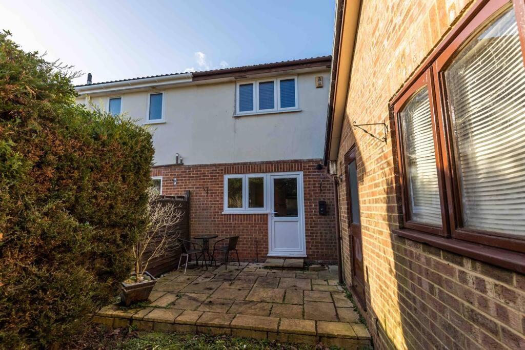 2 Bedroom House-Driveway - Bournemouth Hospital - Long Stay Discounts - Lima Apartments Ltd Exteriör bild