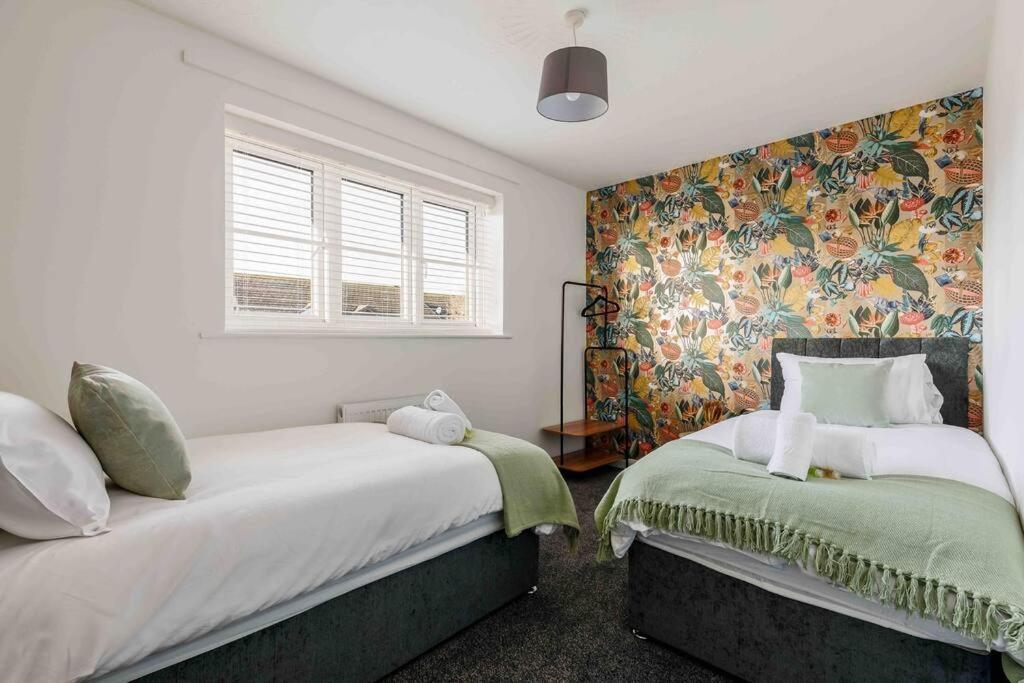 2 Bedroom House-Driveway - Bournemouth Hospital - Long Stay Discounts - Lima Apartments Ltd Exteriör bild